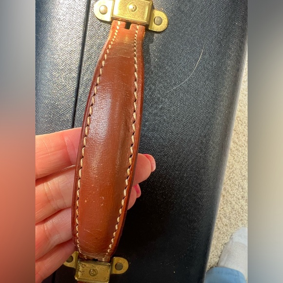 Gorgeous 💙🤎 Vintage Navy Leather Trimmed Trim Suitcase Navy Silk Lining KEY!! - Picture 6 of 15